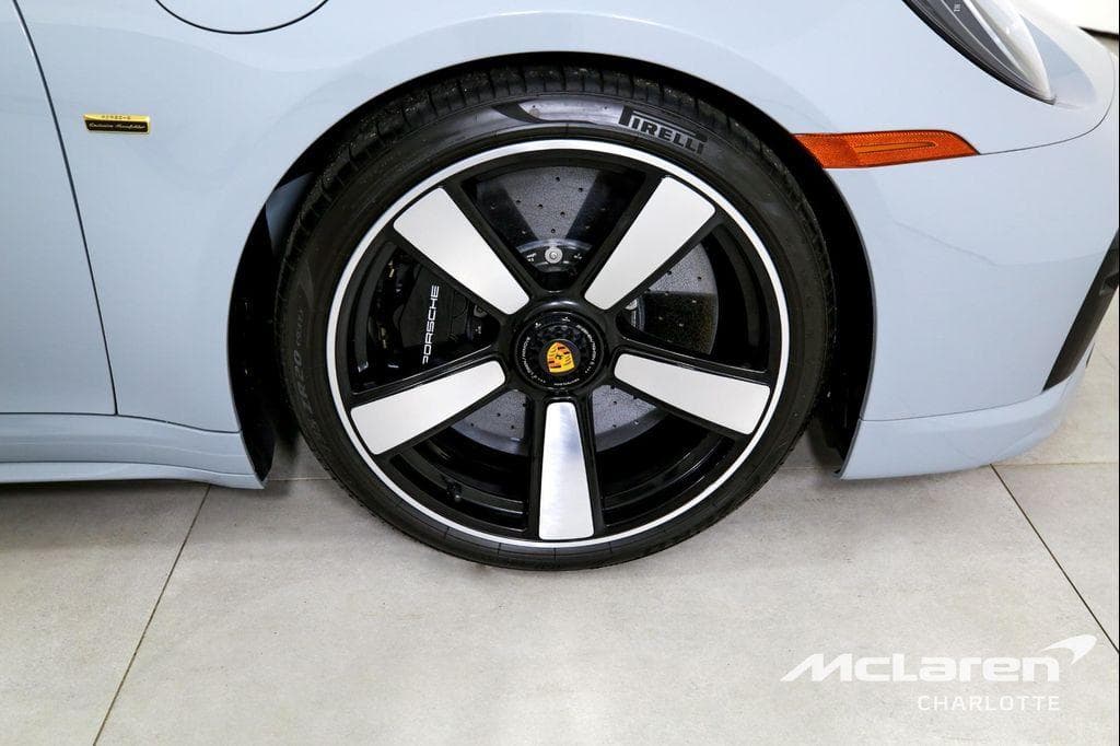 2023 Porsche 911 photo 2