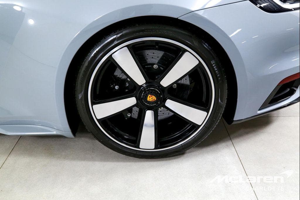 2023 Porsche 911 photo 3