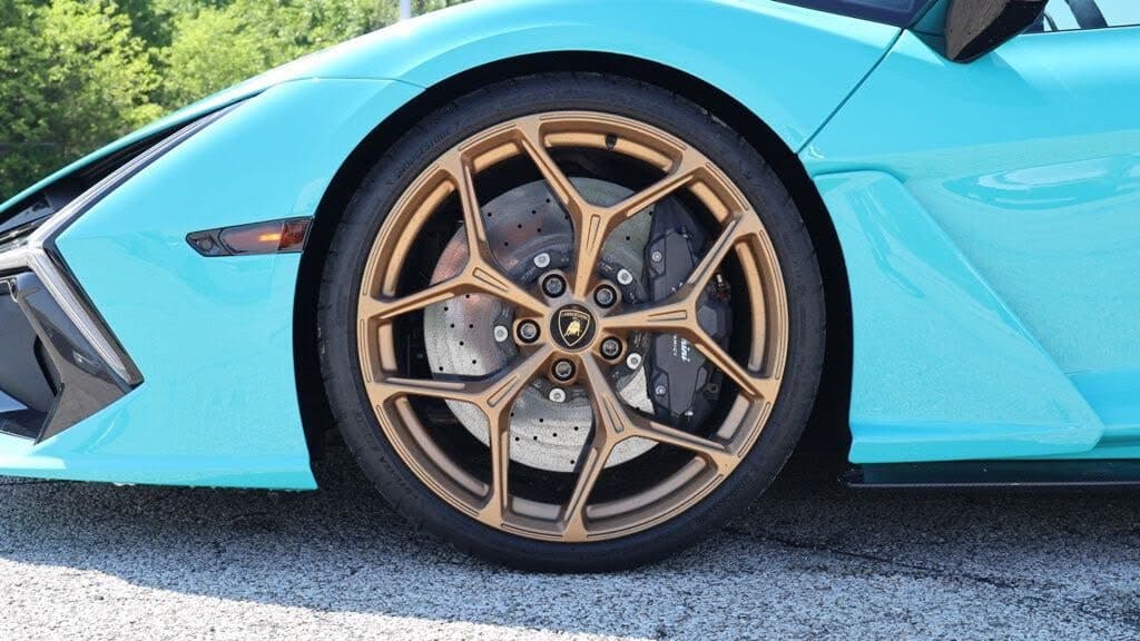2024 Lamborghini Revuelto photo 2