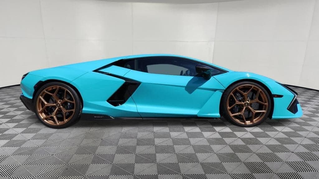 2024 Lamborghini Revuelto photo 5
