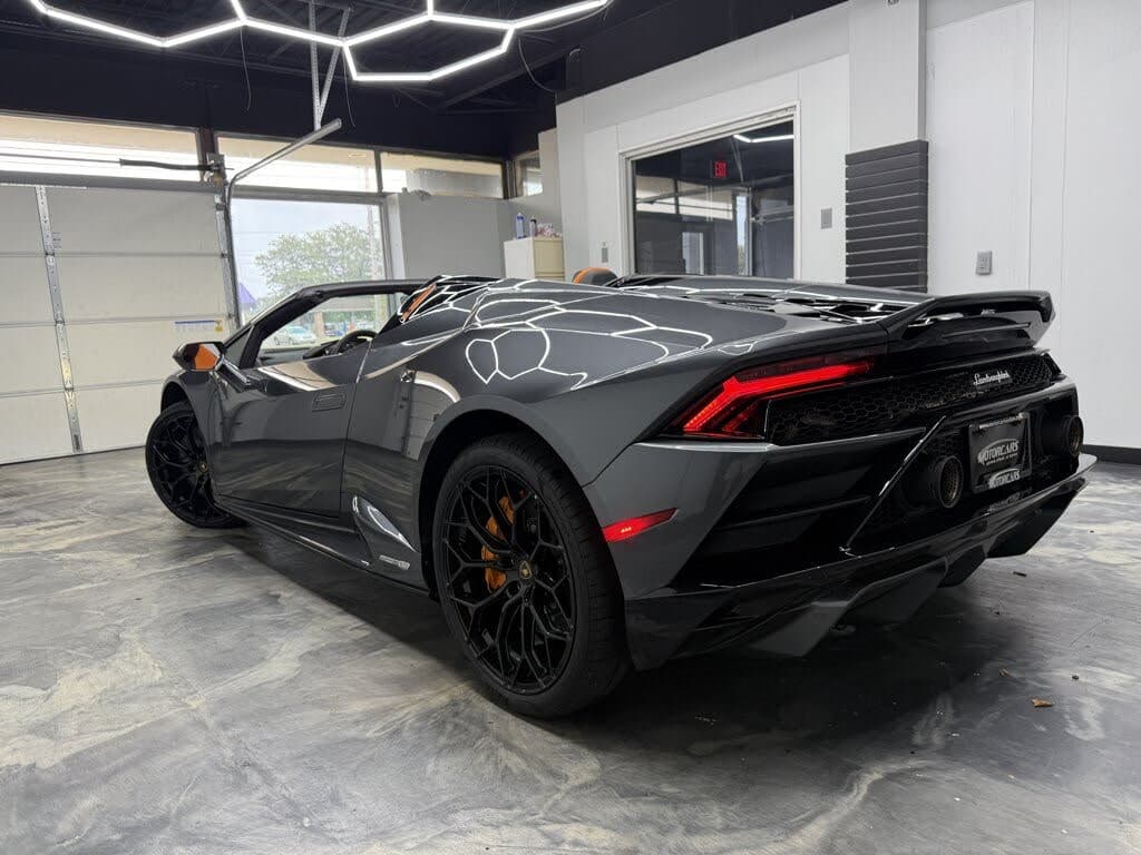 2023 Lamborghini Huracan photo 3
