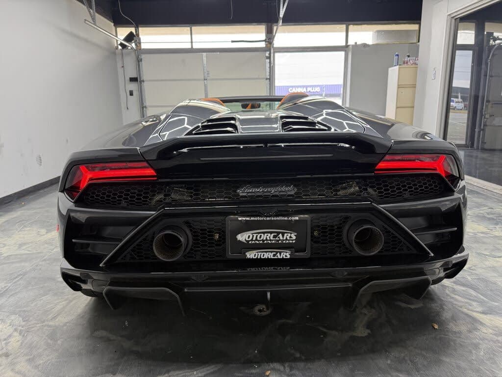 2023 Lamborghini Huracan photo 4