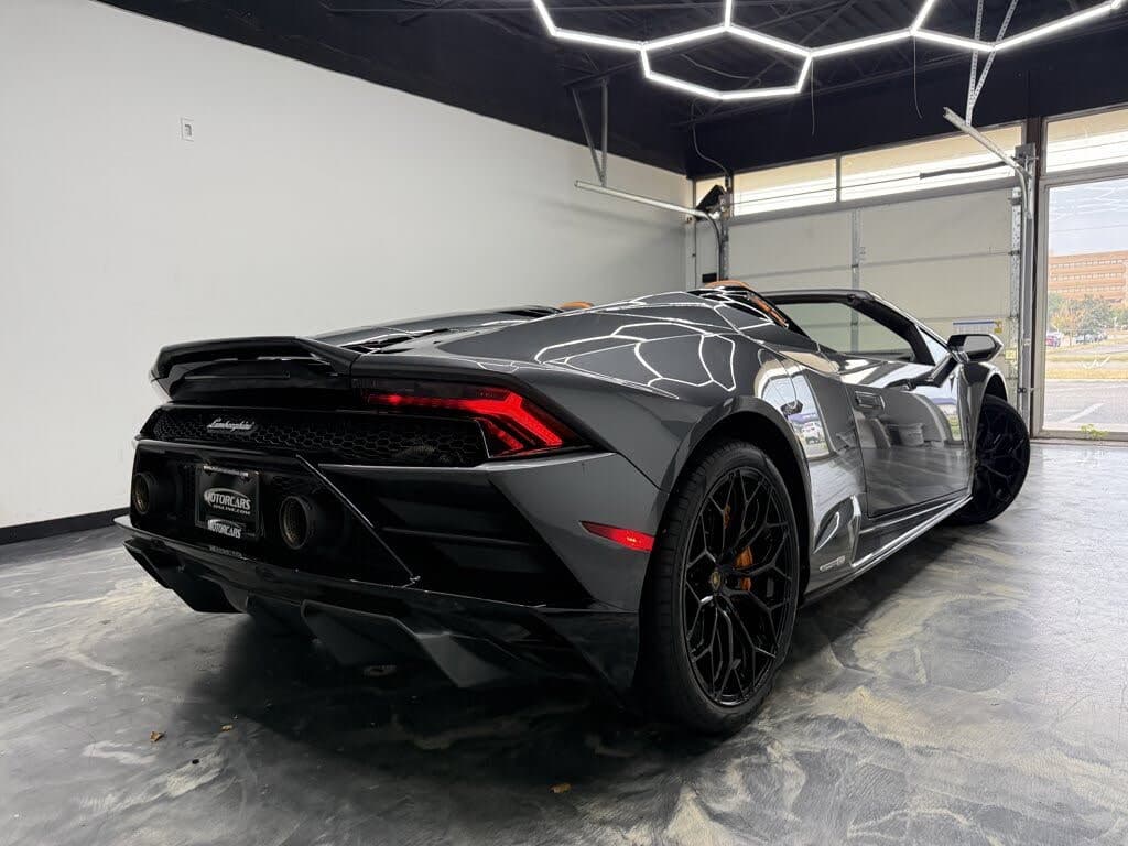 2023 Lamborghini Huracan photo 5