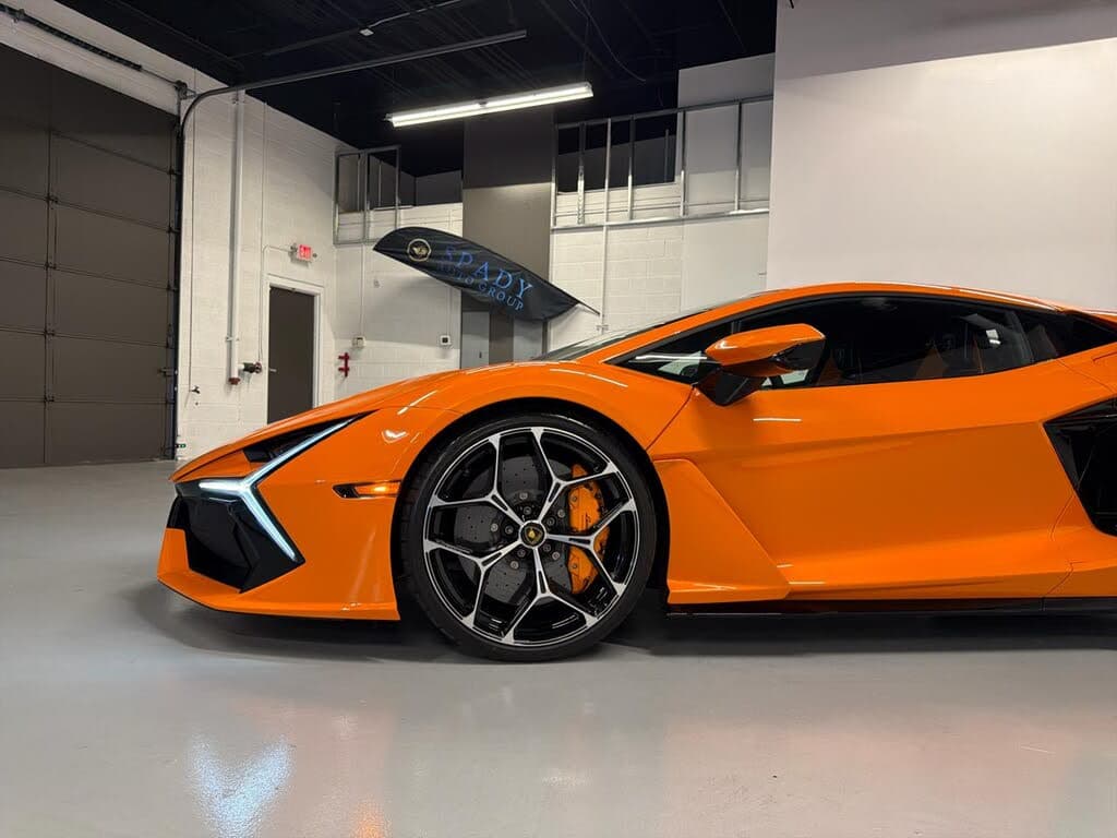 2025 Lamborghini Revuelto photo 3
