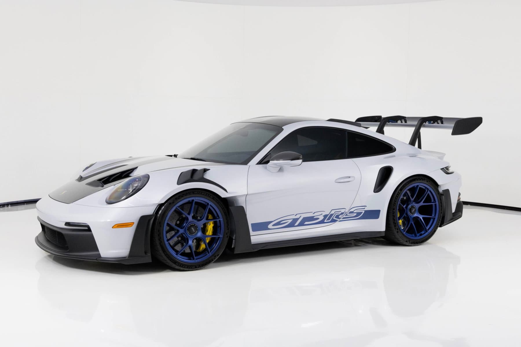2025 Porsche 911 photo 2