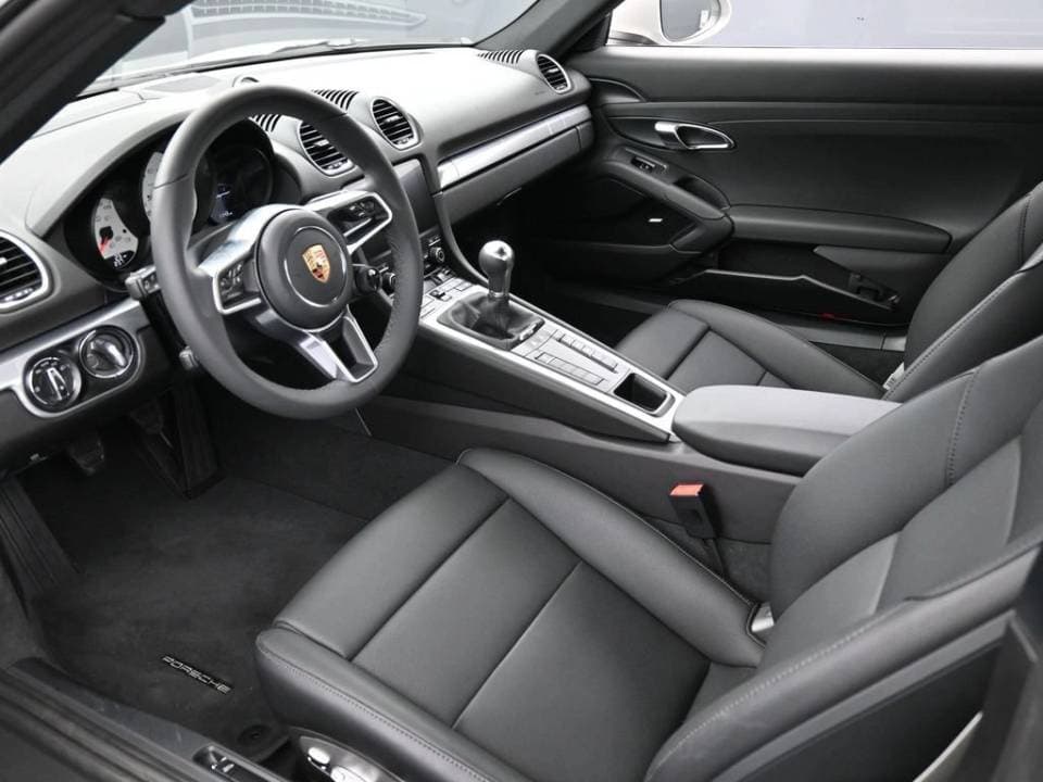 2024 Porsche Cayman photo 3
