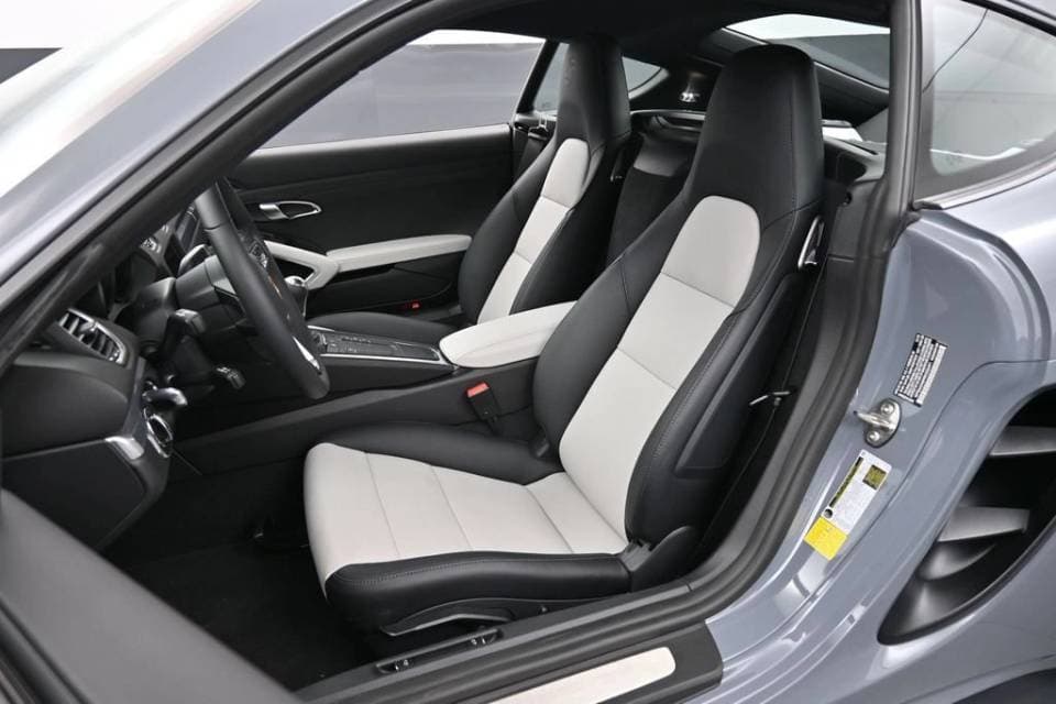 2024 Porsche Cayman photo 3