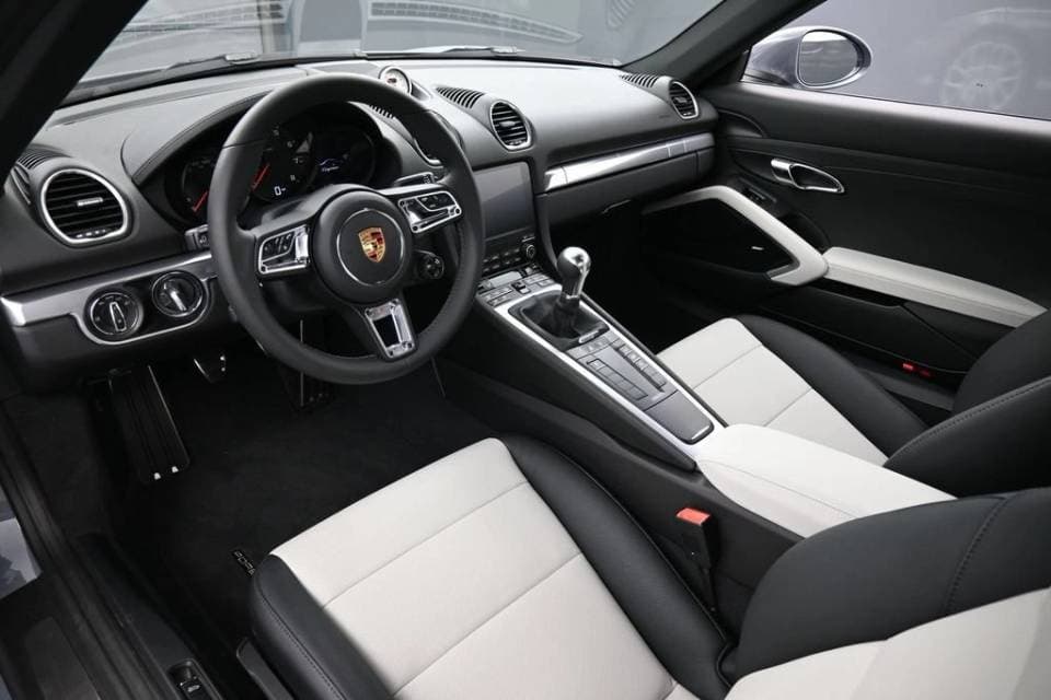 2024 Porsche Cayman photo 4