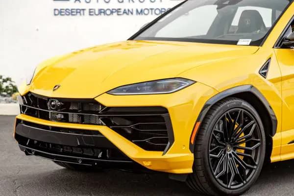 2026 Lamborghini Urus photo 2