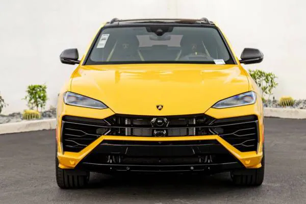 2026 Lamborghini Urus photo 3