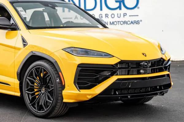 2026 Lamborghini Urus photo 5