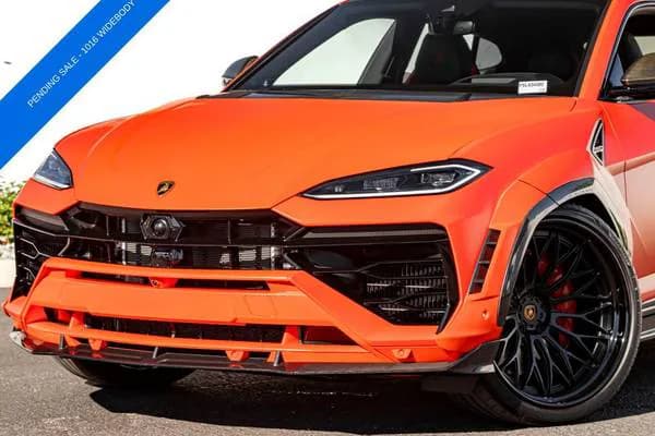 2025 Lamborghini Urus photo 2